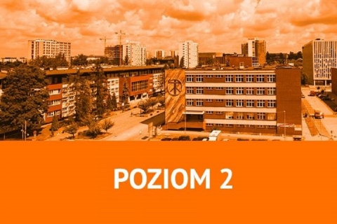 na pomarańczowym tle napis Poziom drugi, w tle budynki Uniwersytetu Śląskiego