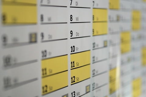 Fragment ściennego kalendarza. Dni robocze są zaznaczone na biało, a dni wolne na żółto.